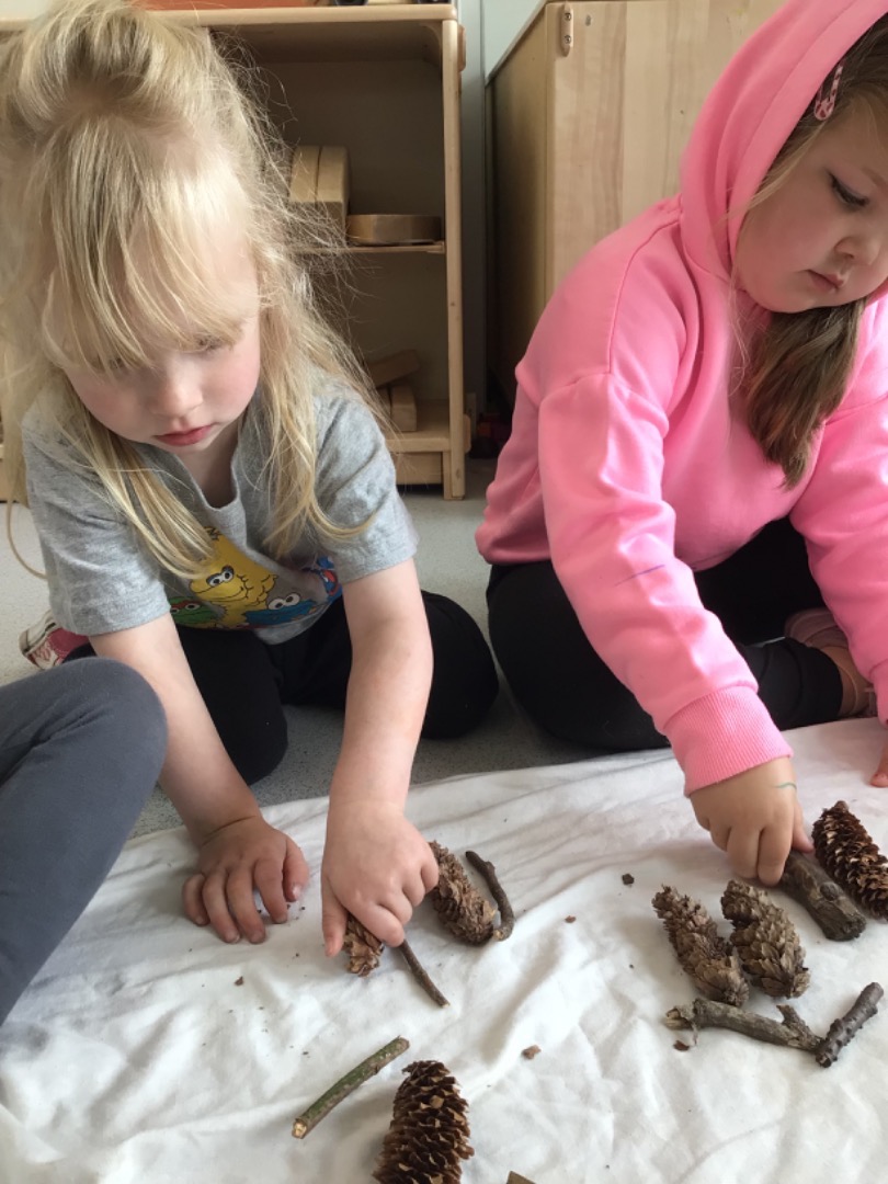 ElccForfar's tweet photo. As we approached the final few days of term for our DM1 children, we were focusing on creating our own patterns with different materials, sharing our thoughts and feelings linked to changes as well as exploring sounds, letters and familiar words such as our names. https://t.co/tm9UMxCquo