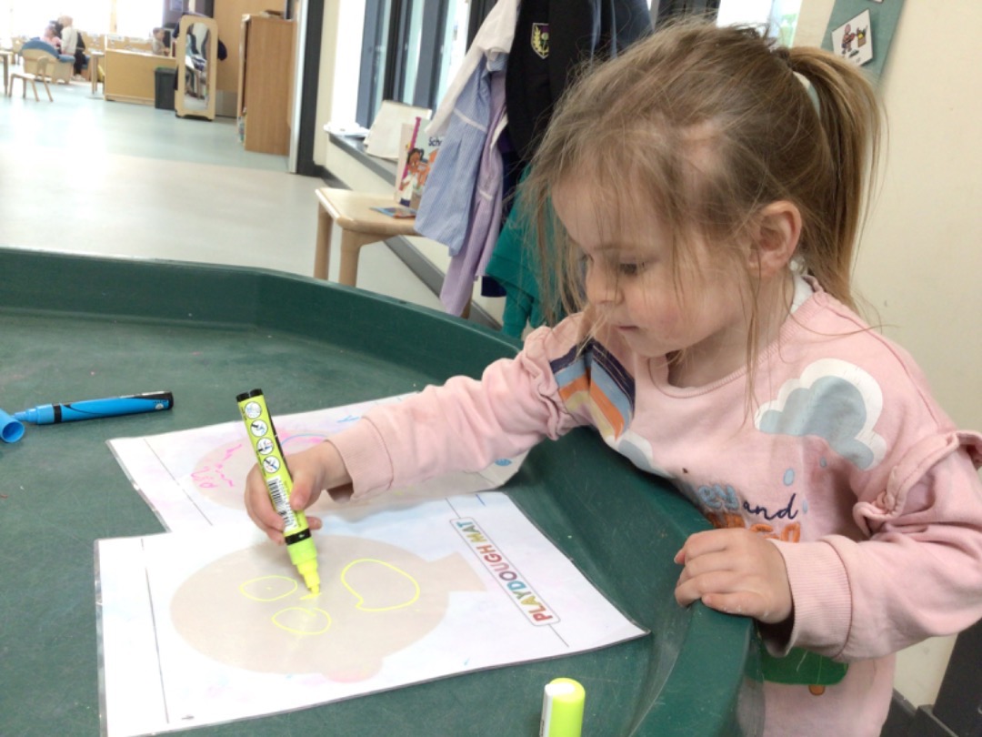 ElccForfar's tweet photo. As we approached the final few days of term for our DM1 children, we were focusing on creating our own patterns with different materials, sharing our thoughts and feelings linked to changes as well as exploring sounds, letters and familiar words such as our names. https://t.co/tm9UMxCquo
