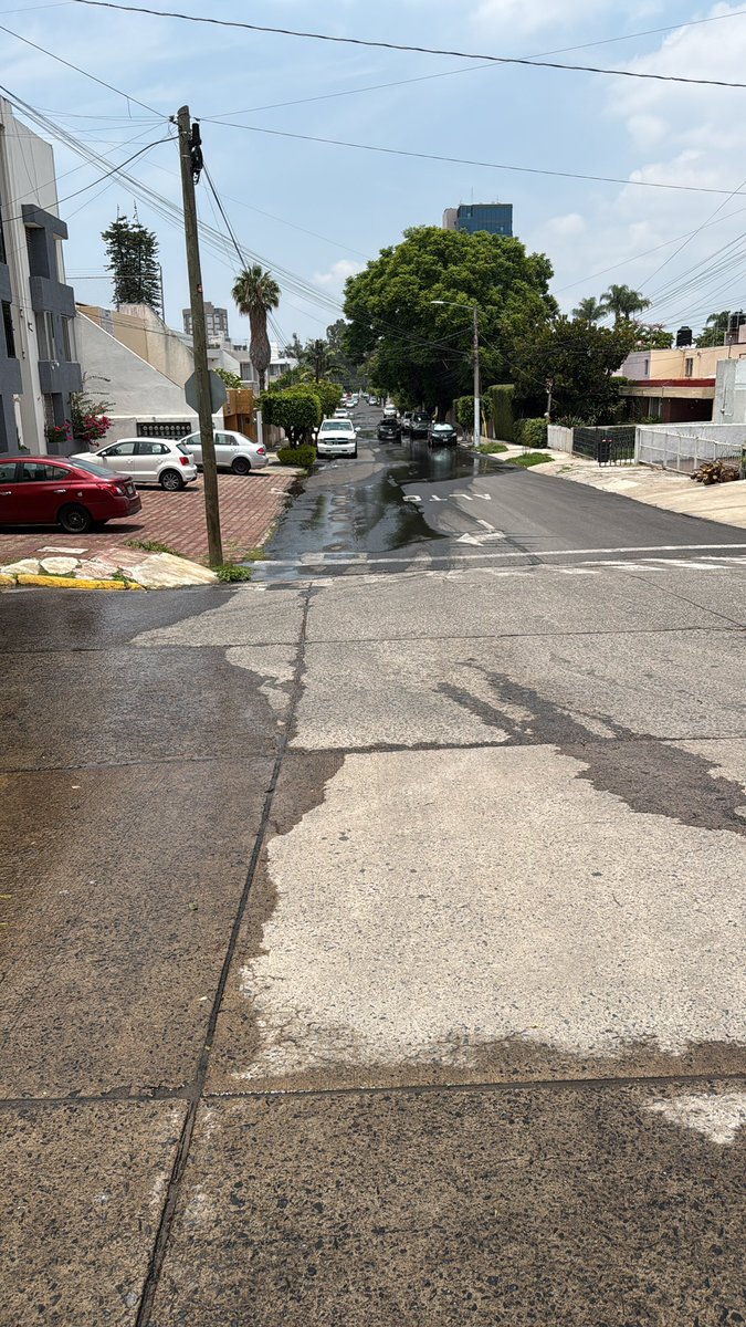 calandriu's tweet photo. @siapagdl Lleva 6 dias tirando agua en col Jardines del Sol en calle Prado de los Cedros y calle Anahuac https://t.co/fq7PorJOpF