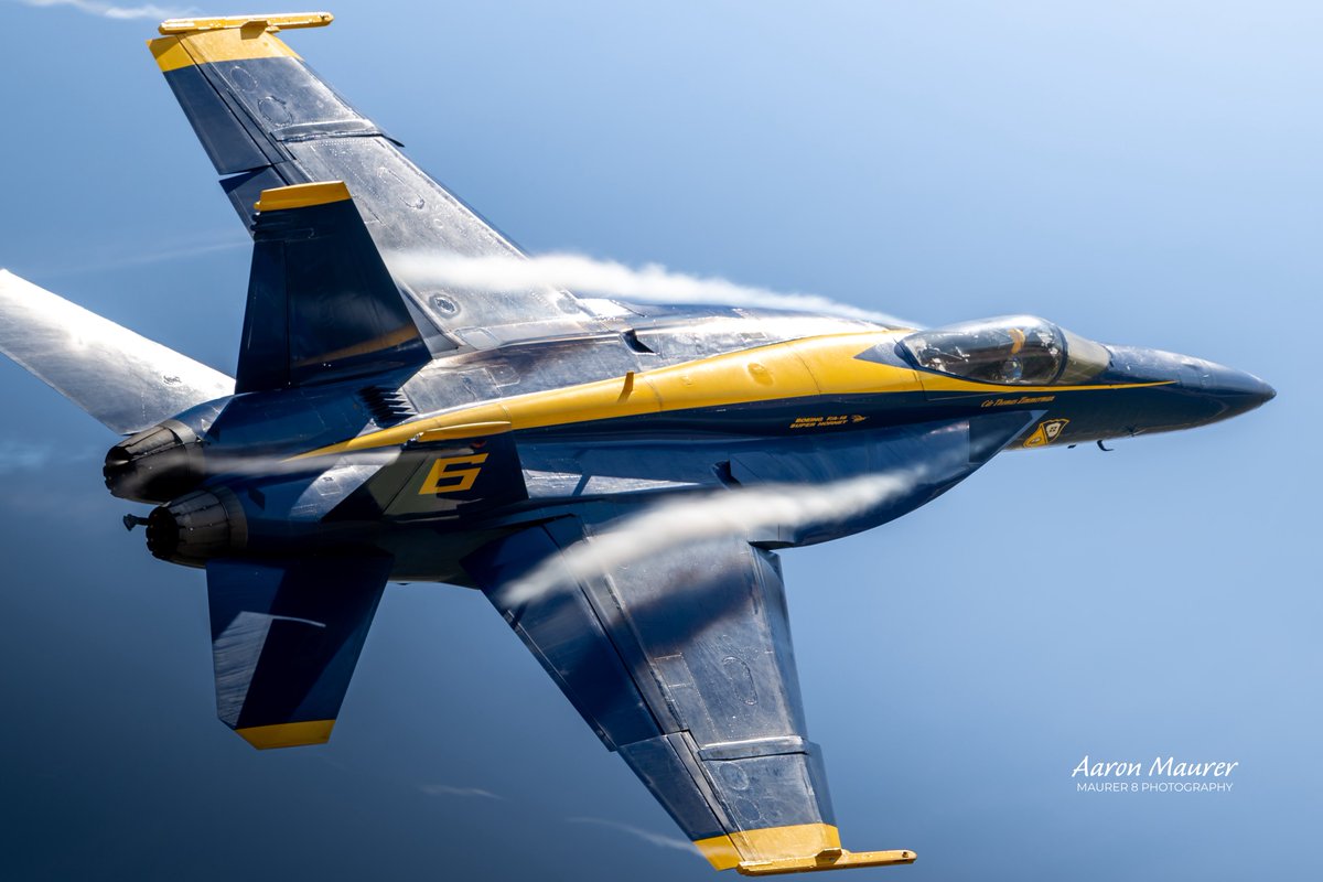 maurer8photo's tweet image. Mid week blues. Blue Angel solos lighting up NAF El Centro during past winters.
#blueangels #f18