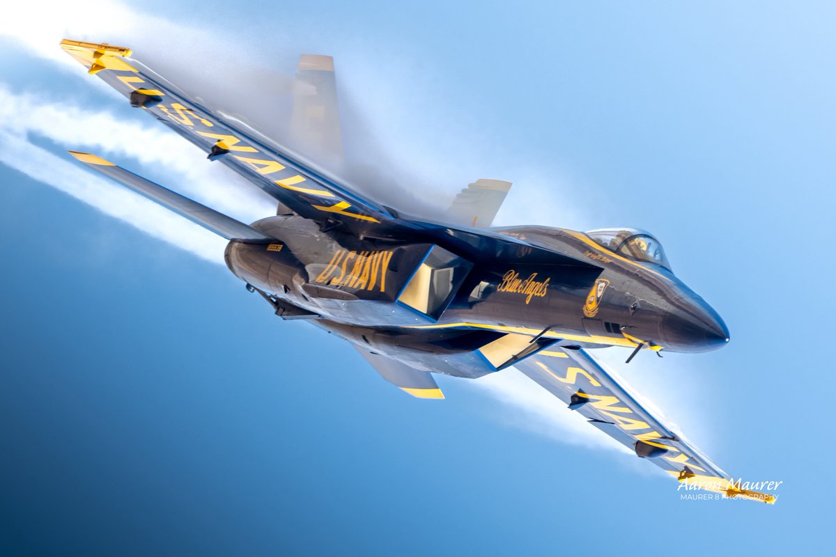 maurer8photo's tweet image. Mid week blues. Blue Angel solos lighting up NAF El Centro during past winters.
#blueangels #f18