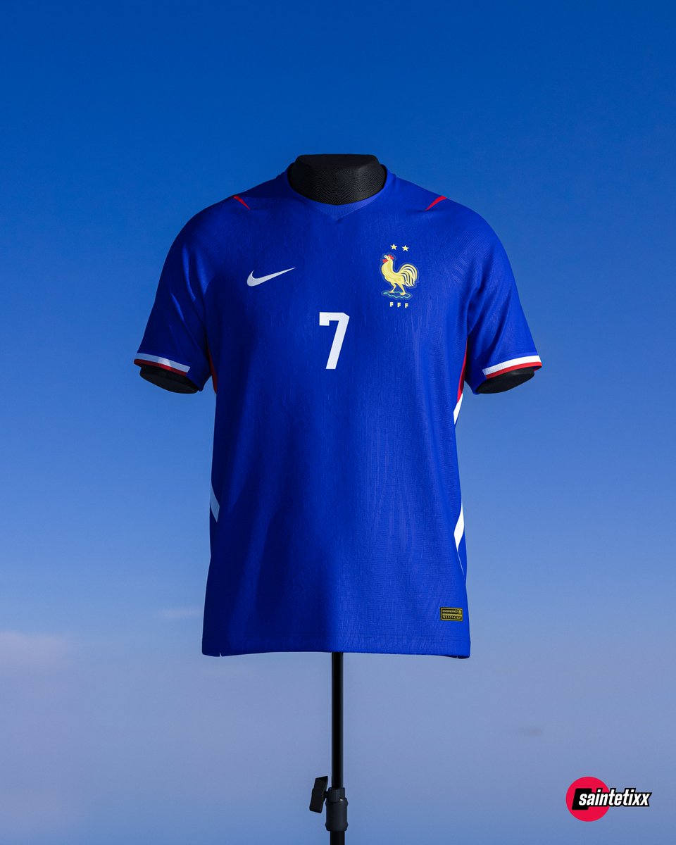 Equipe de France · Home concept
.
Reprise du concept d'hier avec un meilleur contraste pour un meilleur rendu, il me reste encore beaucoup à apprendre au niveau texturing... 
Merci à tous ceux qui partageront 😍