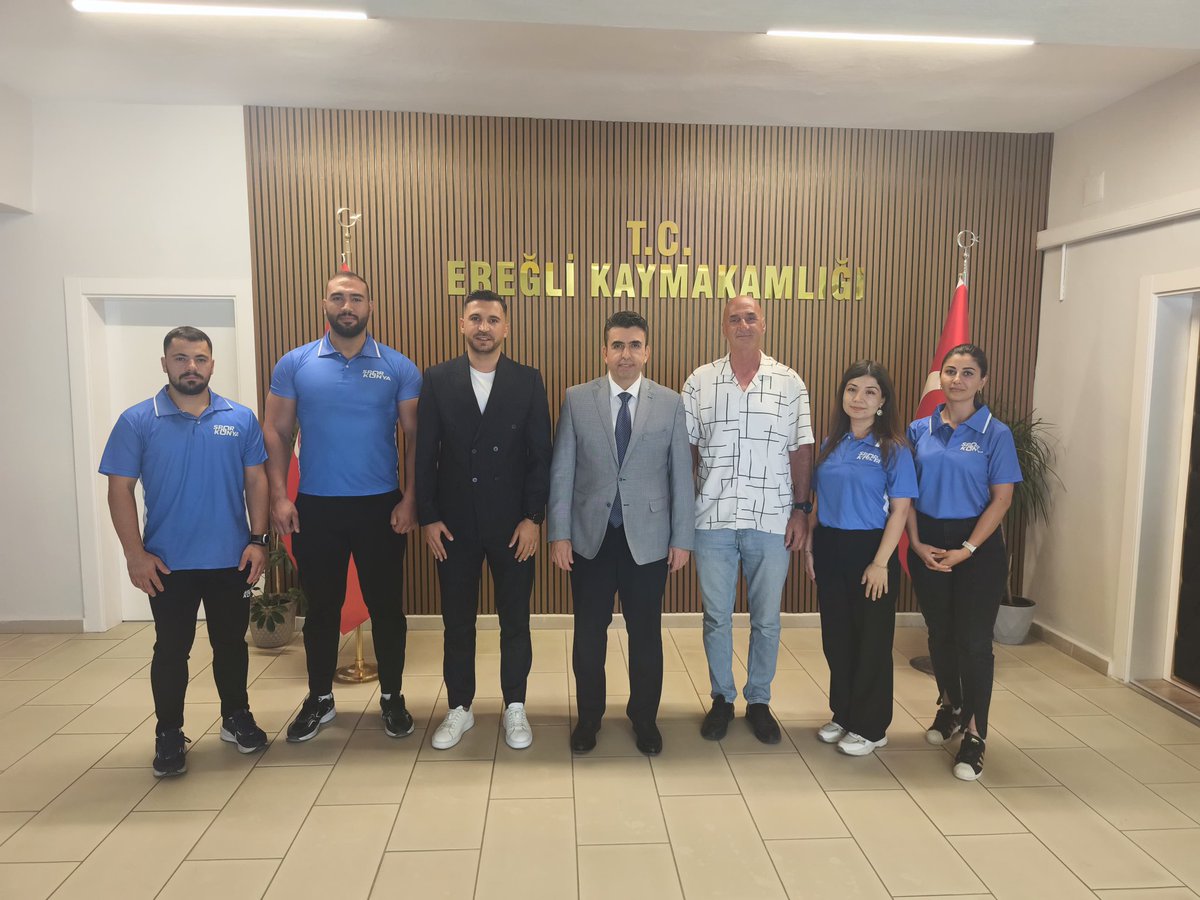 Büyükşehir Olimpik Yüzme Havuzu Müdürü Hakan DUMLU ve spor antrenörleri, Ereğli Bilgehane Müdürü Tuba TOSUN, Kaymakamımız sayın Murat EREN'e makamında hayırlı olsun ziyaretinde bulundular.
<a href="/Murat_Eren/">Murat EREN</a>