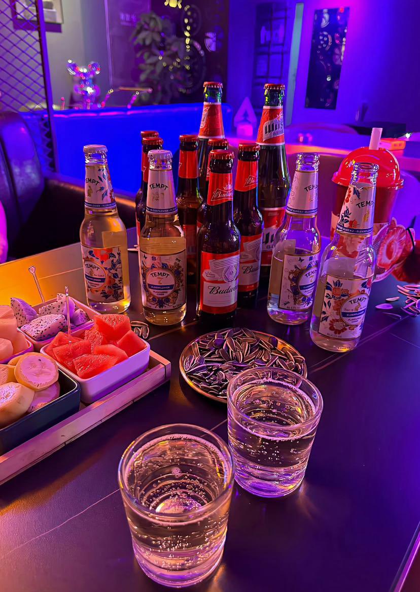 Dưới ánh đèn neon lấp lánh, Lounge bar rực rỡ, không gian bừng sáng.Tiếng cười vang, ly rượu chạm nhau,Tiệc đêm bắt đầu, lòng người thấm sâu.Bia lạnh tràn ly, bọt sóng lấp loáng,Soda sủi bọt, mát lành như suối. Nước dưa hấu ngọt, trái cây tươi rói,