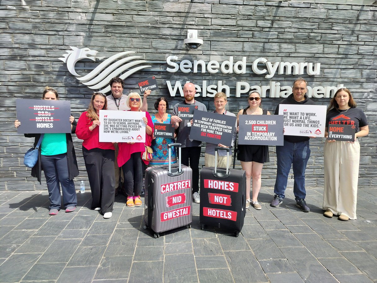 Mae hanner y teuluoedd mewn llety dros dro wedi bod yn gaeth yno am fwy na chwe mis. Heddiw rydyn ni yn y Senedd, yn cyflwyno ein llythyr agored - sydd wedi'i lofnodi gan dros 1,000 o bobl - yn galw ar y Prif Weinidog i flaenoriaethu mynd i'r afael â'r argyfwng tai.