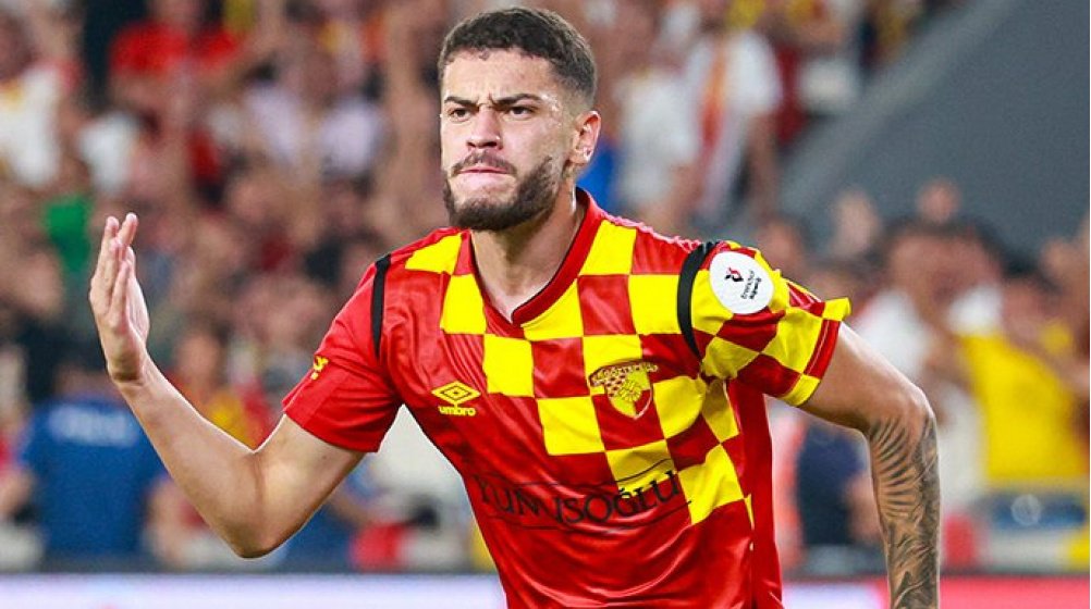 Romulo  Galatasaraya gelırse
Romulo
İcardi
Osimhen forvet hattı alev alır
İlkay Gündoğan gelırmı bilmm