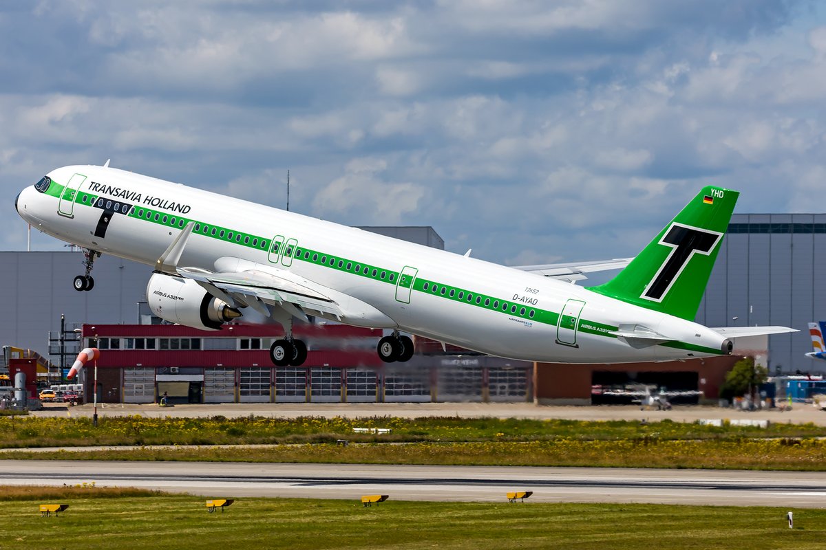 _AirlinerWorld's tweet photo. 🛫 Retro jet alert! Transavia's new A321neo, PH-YHD, has completed its first flight. Featuring a nostalgic retro livery inspired by its 1966 design. A perfect blend of past and present! 📸Dirk Grothe #Transavia #A321neo #RetroLivery #FirstFlight #AvGeek #AirlinerWorld https://t.co/Sic3R3hC3g