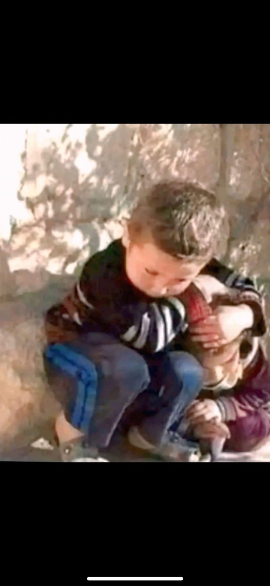 الصورة تنطق بالألم ولا تحتاج إلى كثير تعليق،
إنها تجسيد صادق لمعاناة الطفل الفلسطيني في زمن الإبادة الصهيونية.
طفل يحتضن شقيقته بكل ما يملك من خوف وحنان، يحاول حمايتها بجسده الصغير من نيران القتل والعدوان،
وكأنه يصرخ في وجه العالم: “تركتمونا وحدنا… لكني لن أترك أختي وحدها.”