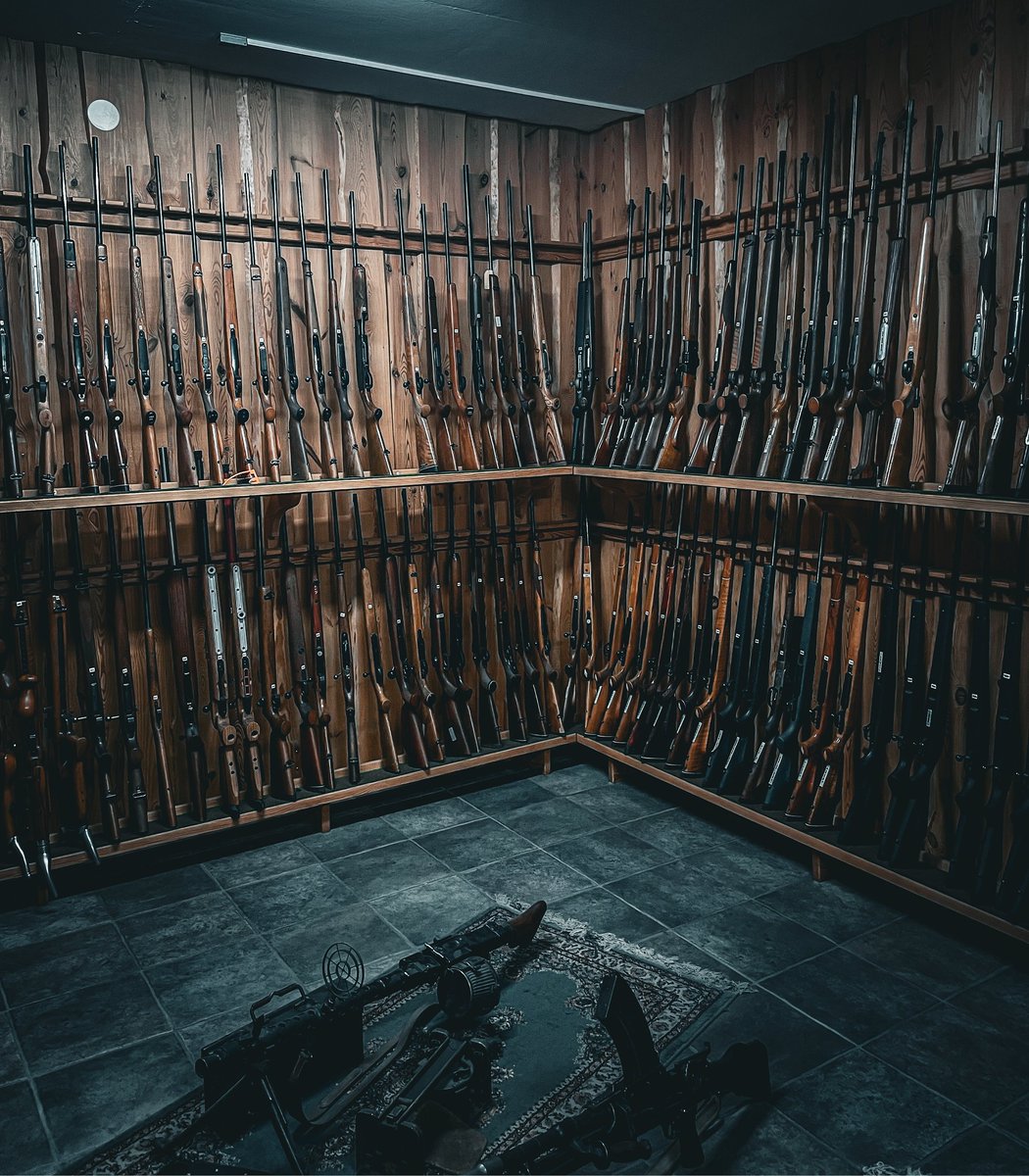 Quartr_App's tweet photo. Toward the end of the visit, we entered the armory. We were handed a large model and stepped into the test range to fire a round of the legendary .500 Nitro Express. https://t.co/vVbCwpfauy