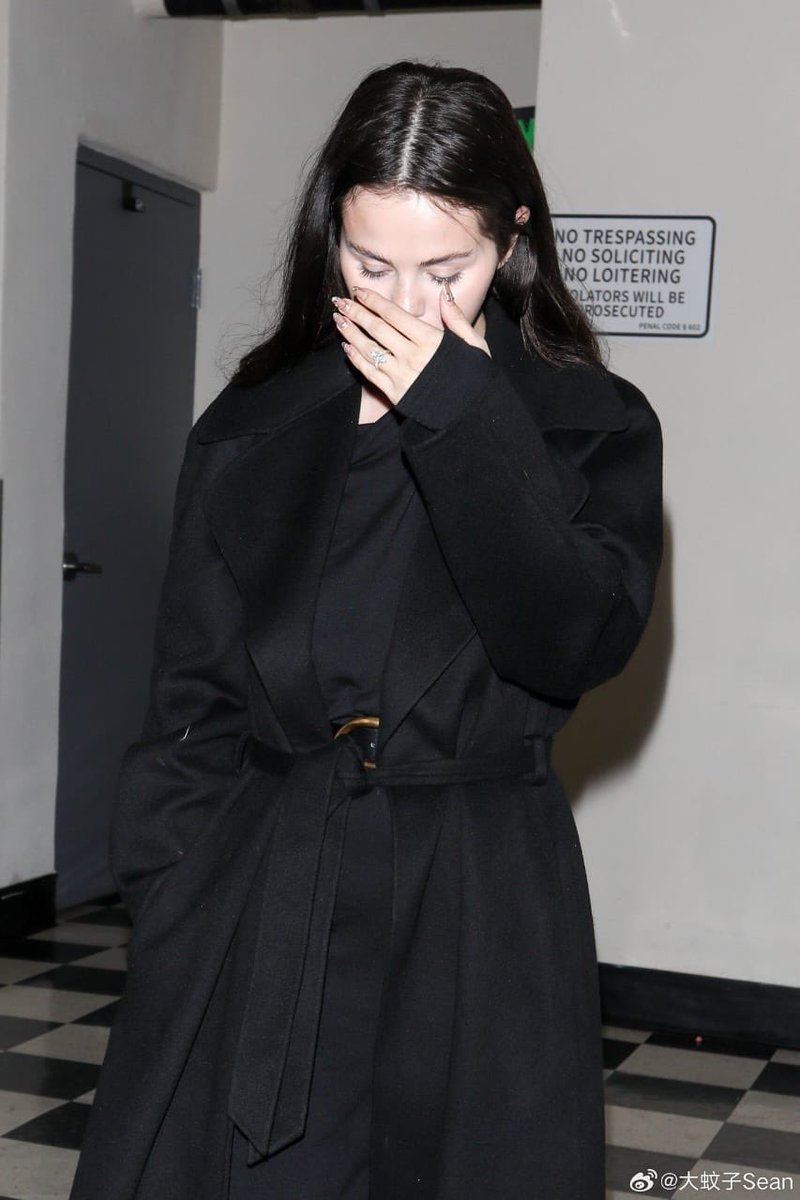 SELENAT0RSARMY's tweet image. Selena Gomez yesterday in Los Angeles.