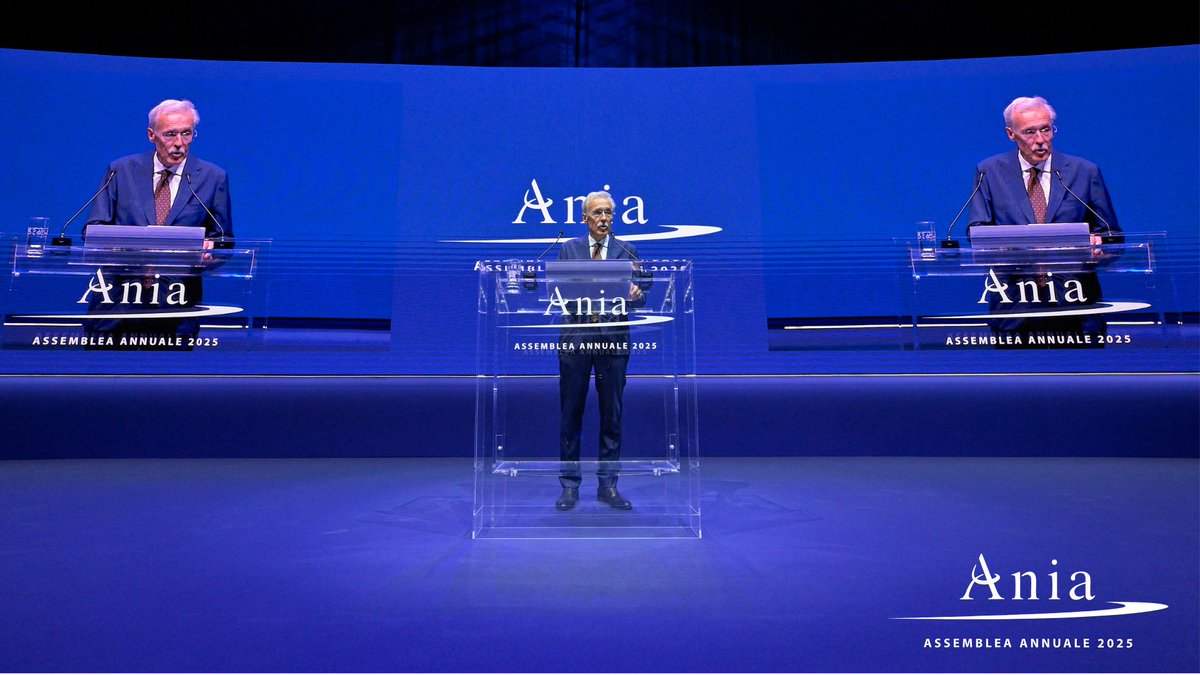 aniaufficiale's tweet photo. All’#AssembleaANIA2025, il Presidente Liverani ha lanciato un “Patto per un’Italia protetta e competitiva”. Clima, salute, welfare: l’assicurazione torna al centro dell’agenda del Paese.
Materiali e highlights: 
👉https://t.co/84IojBdqTV https://t.co/LZQQXgZGzB