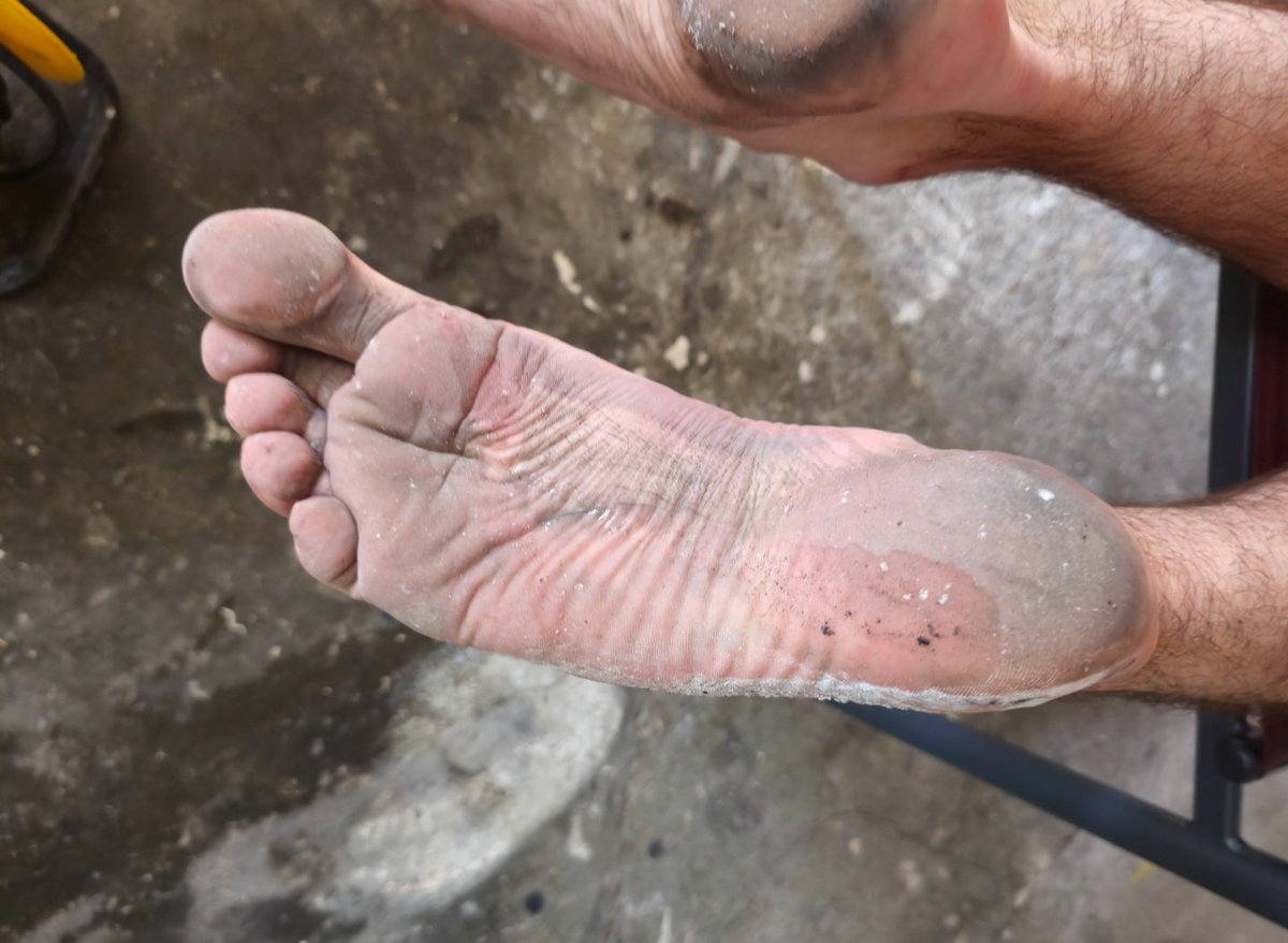 MasterDirtyFeet's tweet photo. J'ai fait du rangement dans mon garage, viens nettoyer avec ta langue le mélange de saletés et de crachats soumis 

#dirtyfeet #findom #cashmeet #masterfeet #soumis #bigfeet #gayfeet #malefeet #malefeetworship https://t.co/malob8TSXN