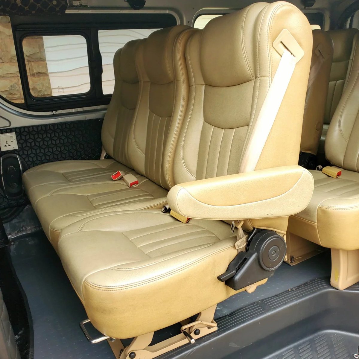 ephy_young254's tweet photo. You're one phone call away from experiencing x-treme comfort courtesy of PVFH.

To book with us ☎️📲 0720 570 402 📧 premiervanshire@gmail.com.

Normalize travelling and #keepitpremier https://t.co/Am8pVneZ7V