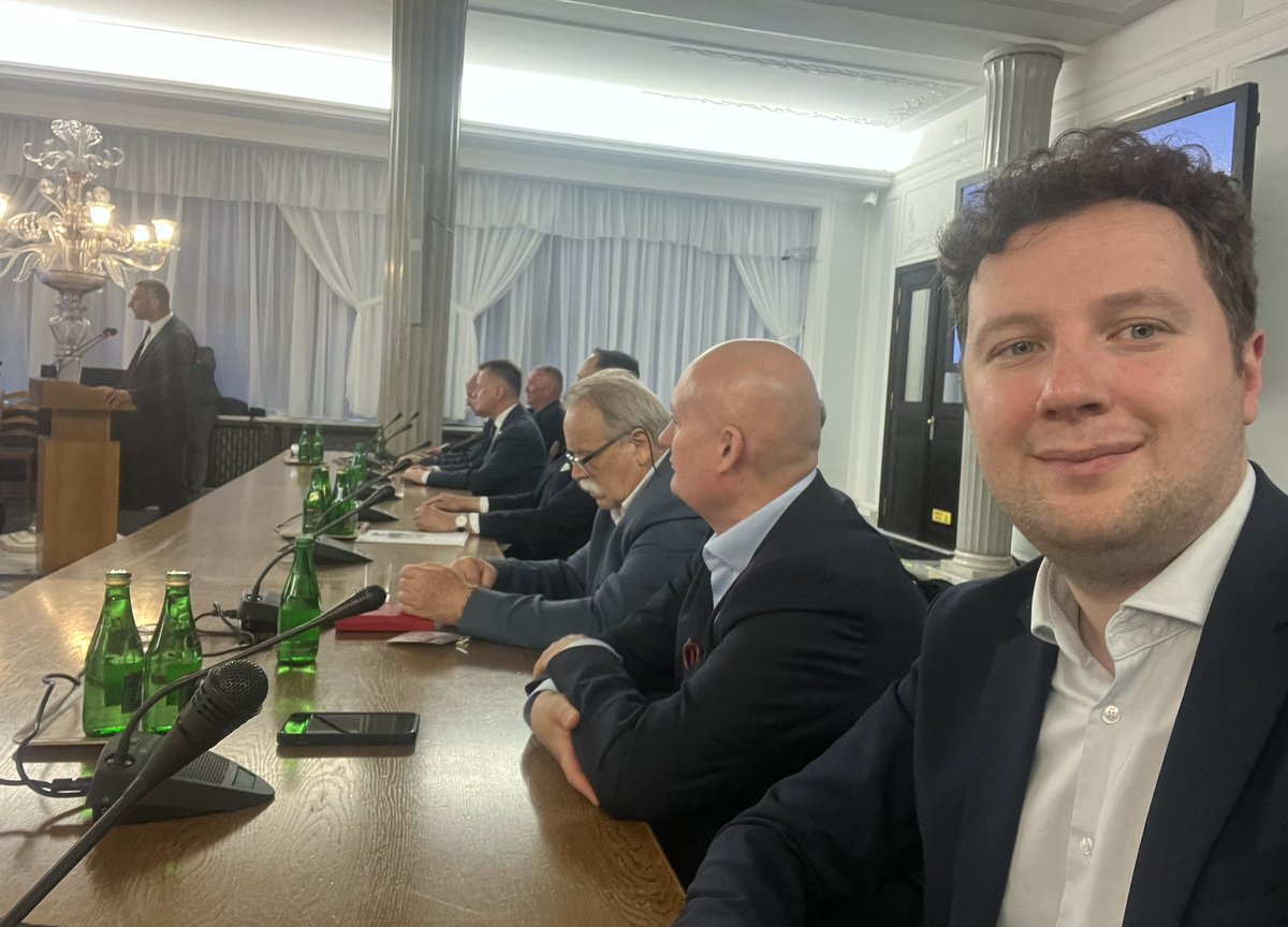 KidaOskar's tweet photo. Psy szczekają, a Ruch Obrony Granic działa dalej (i będzie działał). A w sejmie właśnie trwa parlamentarny zespół na którym wybrzmi prawda ;)

#RuchObronyGranic https://t.co/MmVqfAvHv0