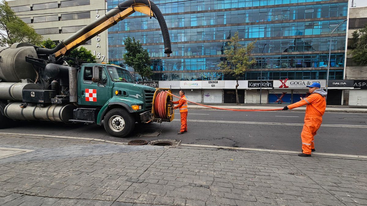 Hoy iniciamos acciones de apoyo en desazolves emergentes que se presenten en el Centro Histórico durante esta temporada de lluvias. ⛈️🌩️🌊🚿
