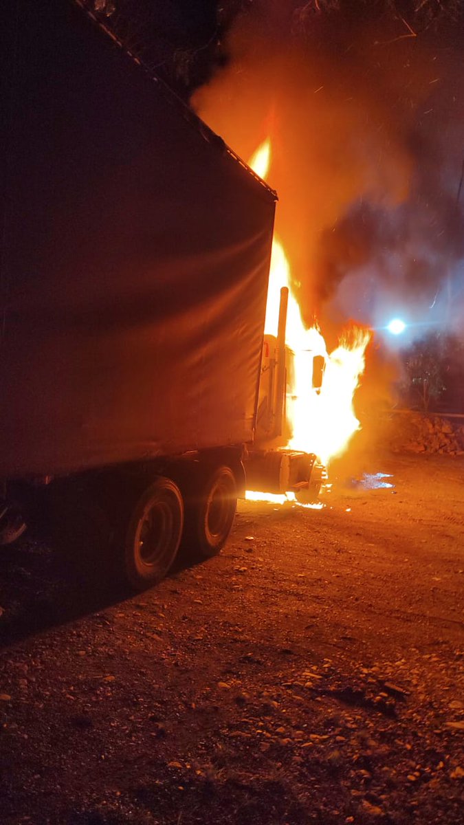 agrem_a's tweet photo. 🚨 ¡Ya basta!
Mientras el país trabaja y se moviliza para no detener la economía, los grupos armados continúan su avalancha terrorista. Otra vez han sido incendiados tres tractocamiones en Antioquia.

📦 Cada vehículo destruido representa familias afectadas, empleos en riesgo y productos que no llegarán a su destino.
🚛 El sector transporte está siendo atacado, y el Gobierno Nacional guarda silencio.

📢 Exigimos un pronunciamiento firme y acciones concretas.
No podemos seguir operando bajo el miedo ni normalizar el terrorismo. Colombia merece seguridad y respeto. @petrogustavo
@mindefensa
@AndresJRendonC

#NoMásTerrorismo #SeguridadParaElTransporte #ColombiaMerecePaz #NiUnCamiónMás