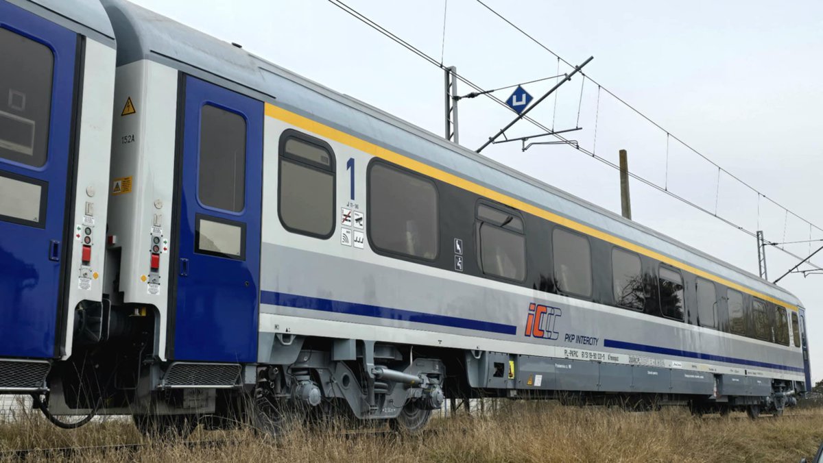 🆕 152A po przeprowadzonej naprawie w Mińsku Mazowieckim w końcu wróciły do PKP IC!

✅ odebranych zostało 8 wagonów

✅ wagony powróciły już na warszawski Grochów. 

Fot. Aleksander Kędzierski