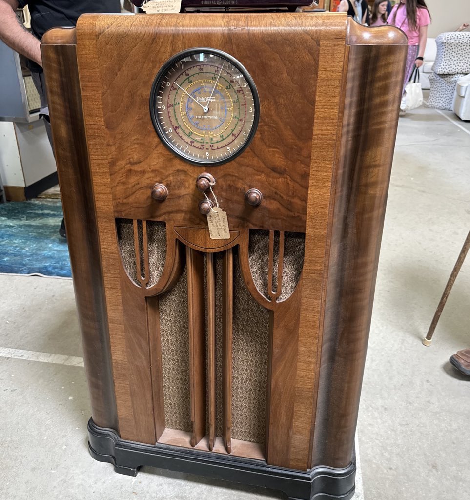 wesgay's tweet image. This weekend I was reminded that I need to have cool hobbies
Met a guy at the local antique mall who buys, restores, and sells vintage radios like this one. Some are 100 years old
He has 150+ at his house. President of a local ham radio chapter. Helps widows get fair prices…