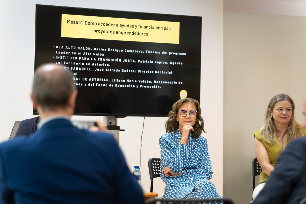 CRASTURIAS's tweet image. &quot;Jornada Carrio de conexión emprendedora&quot;

Liliana Valdés, responsable de Instituciones, intervino en la mesa sobre financiación para proyectos emprendedores.

José Manuel Álvarez, director de zona, y Tania Monteserín, gestora en Pola de Laviana, también asistieron al encuentro.