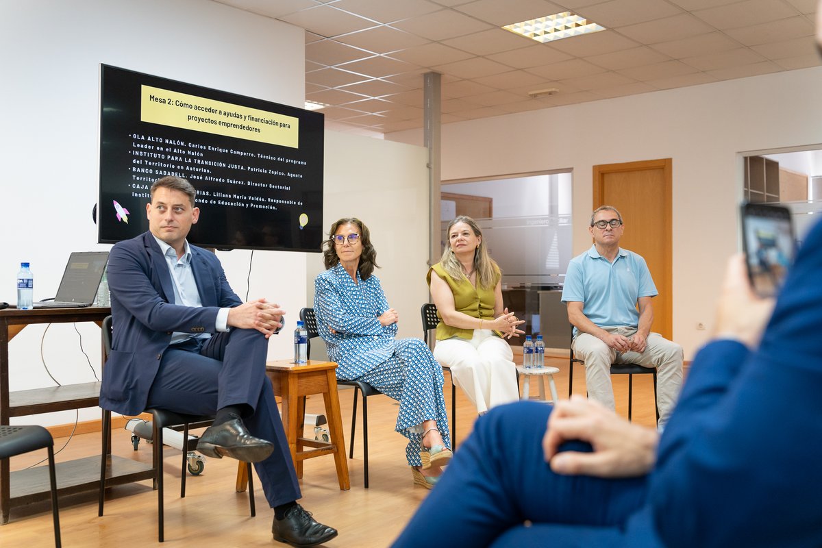 CRASTURIAS's tweet image. &quot;Jornada Carrio de conexión emprendedora&quot;

Liliana Valdés, responsable de Instituciones, intervino en la mesa sobre financiación para proyectos emprendedores.

José Manuel Álvarez, director de zona, y Tania Monteserín, gestora en Pola de Laviana, también asistieron al encuentro.
