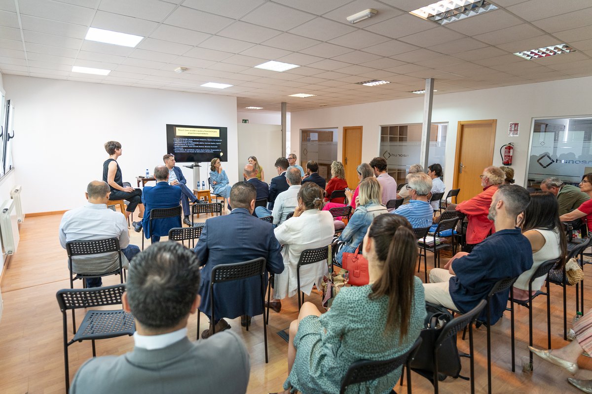 CRASTURIAS's tweet image. &quot;Jornada Carrio de conexión emprendedora&quot;

Liliana Valdés, responsable de Instituciones, intervino en la mesa sobre financiación para proyectos emprendedores.

José Manuel Álvarez, director de zona, y Tania Monteserín, gestora en Pola de Laviana, también asistieron al encuentro.