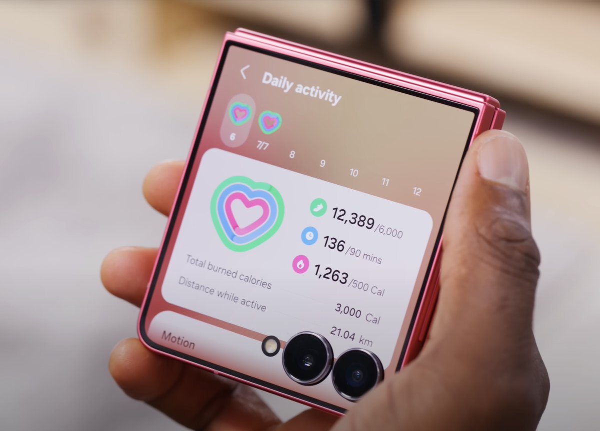ChristianSelig's tweet image. Kinda wild that the *secondary screen* on Samsung's new flip phone is bigger (4.1") than the original iPhone's screen (3.5"). Screenflation (from MKBHD)