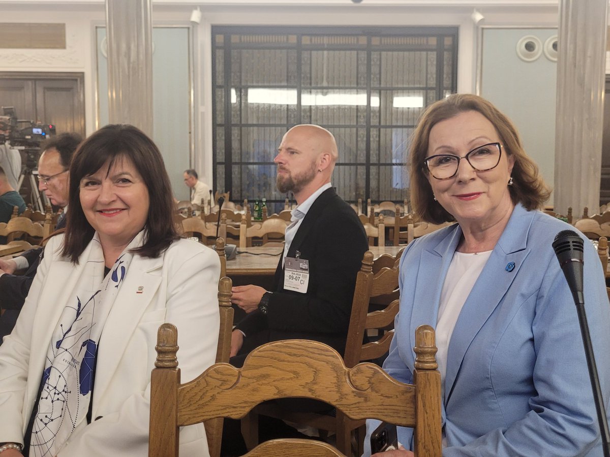Agnieszka Paderewska #TakDlaKrakowa ❤️🇵🇱 (@a_paderewska) on Twitter photo Trwa spotkanie Parlamentarnego Zespołu #RuchObronyGranic 🇵🇱. <a href="/RBakiewicz/">Robert Bąkiewicz</a> przedstawia raport z niemieckiej granicy. Pełne wsparcie dla tej oddolnej obywatelskiej inicjatywy ze strony klubu <a href="/pisorgpl/">Prawo i Sprawiedliwość</a>
zadeklarował premier <a href="/mblaszczak/">Mariusz Błaszczak</a>. Trwa spotkanie Parlamentarnego Zespołu #RuchObronyGranic 🇵🇱. <a href="/RBakiewicz/">Robert Bąkiewicz</a> przedstawia raport z niemieckiej granicy. Pełne wsparcie dla tej oddolnej obywatelskiej inicjatywy ze strony klubu <a href="/pisorgpl/">Prawo i Sprawiedliwość</a>
zadeklarował premier <a href="/mblaszczak/">Mariusz Błaszczak</a>.