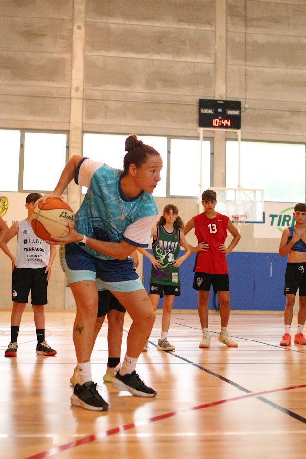 azulmarinopalma's tweet photo. Nuestra capi no descansa ni en verano. ๐คฉ
Risas, aprendizaje y mucho baloncesto en la 2ยบ ediciรณn del Campus Maria Espaรฑa.
ยกOs deseamos lo mejor durante esta semana, equipo! Os esperamos muy pronto a tod@s en Son Moix.๐
#TeamBuron #AzulMarinoMallorca @meryspain12 https://t.co/gvi3xl9BoP