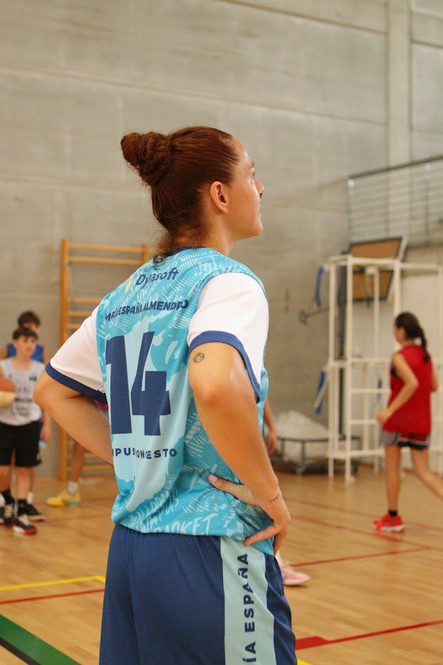 azulmarinopalma's tweet photo. Nuestra capi no descansa ni en verano. ๐คฉ
Risas, aprendizaje y mucho baloncesto en la 2ยบ ediciรณn del Campus Maria Espaรฑa.
ยกOs deseamos lo mejor durante esta semana, equipo! Os esperamos muy pronto a tod@s en Son Moix.๐
#TeamBuron #AzulMarinoMallorca @meryspain12 https://t.co/gvi3xl9BoP