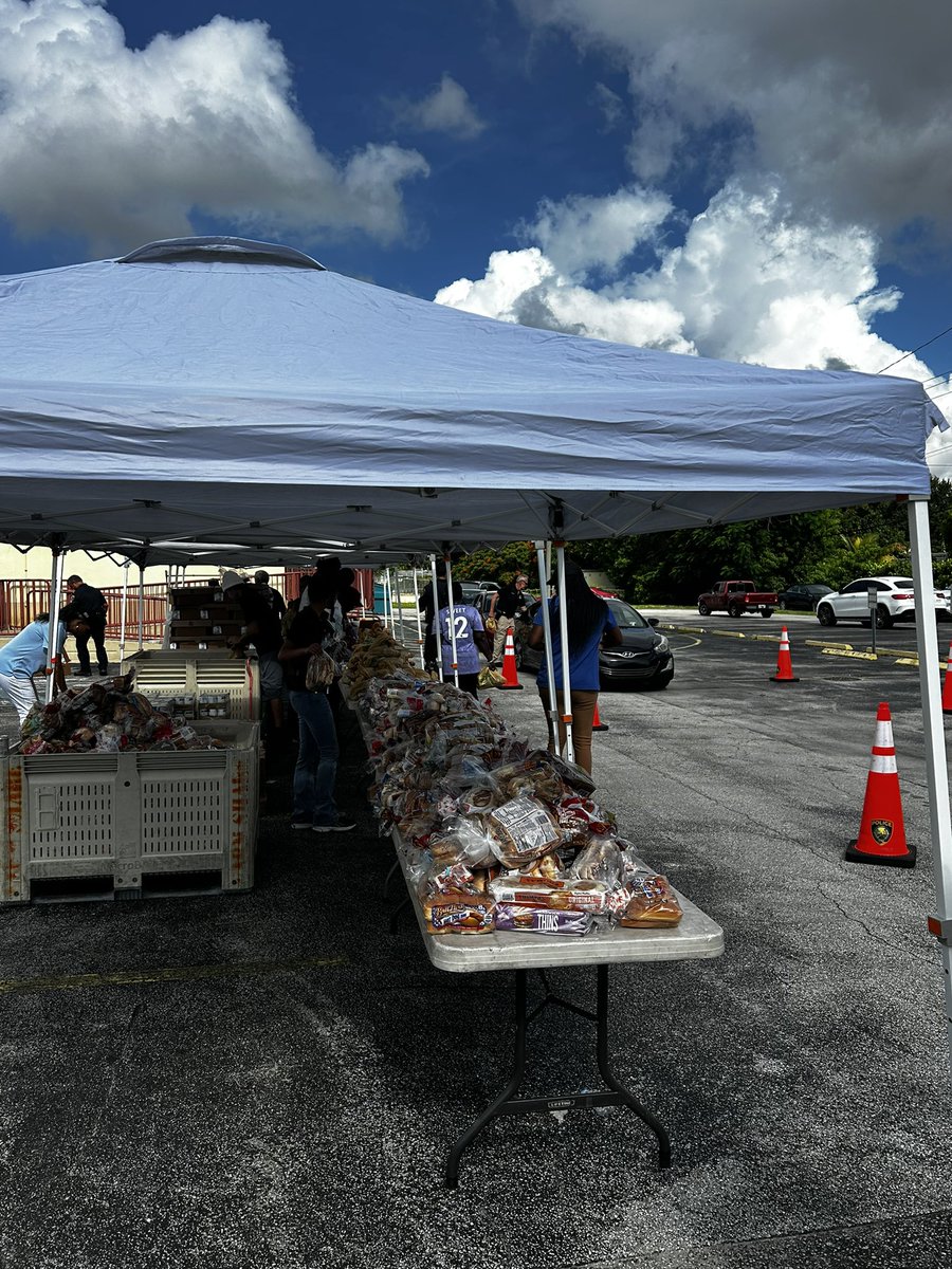 DavidPiccolino's tweet photo. 🍎 Food Distribution Today at Horace Mann Middle School! Big thanks to the Village of El Portal Police Department for making this possible! Come on by and grab some fresh food from 10-1 @HoraceMannmdcps @ElPortalPD @MDCPSCentral @MsSwainCRO #YourBestChoiceMDCPS https://t.co/gjNSIocsCD