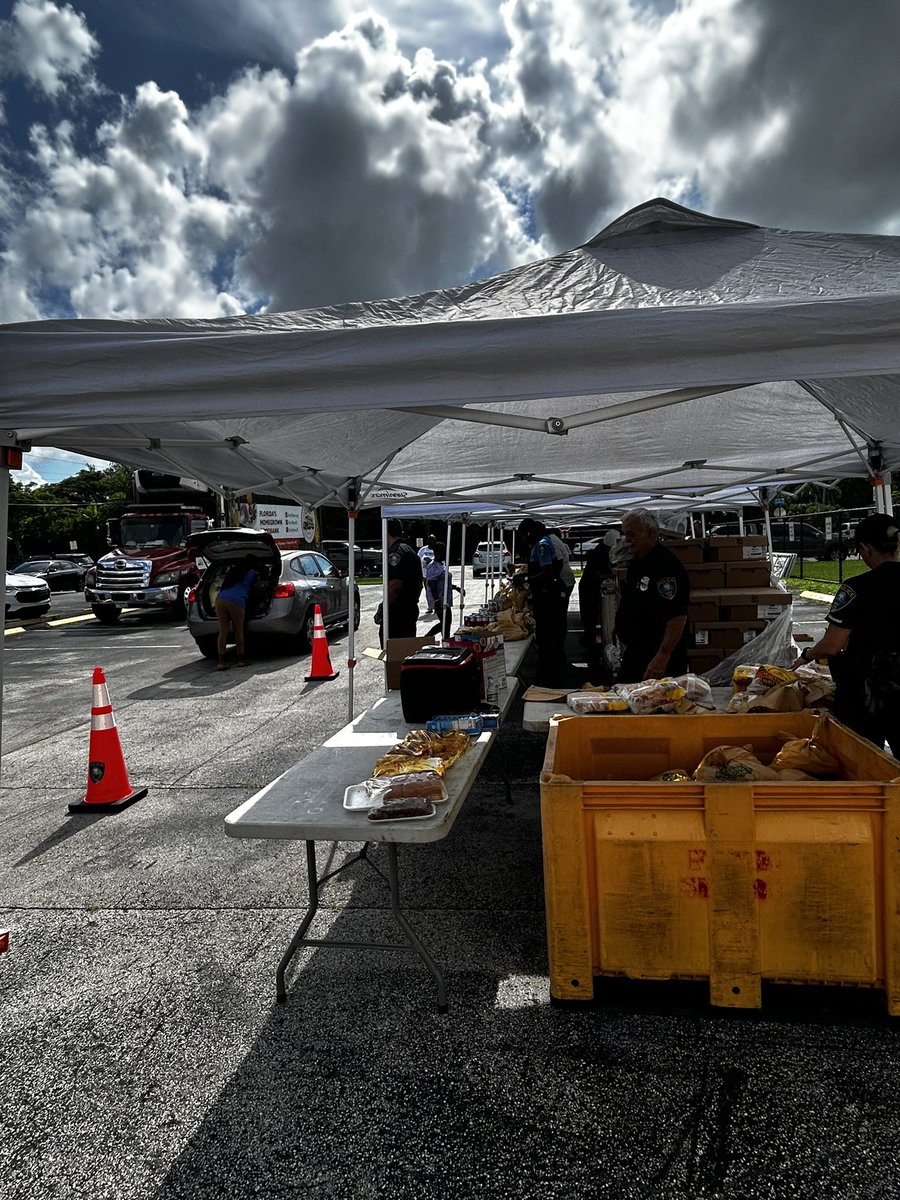 DavidPiccolino's tweet photo. 🍎 Food Distribution Today at Horace Mann Middle School! Big thanks to the Village of El Portal Police Department for making this possible! Come on by and grab some fresh food from 10-1 @HoraceMannmdcps @ElPortalPD @MDCPSCentral @MsSwainCRO #YourBestChoiceMDCPS https://t.co/gjNSIocsCD