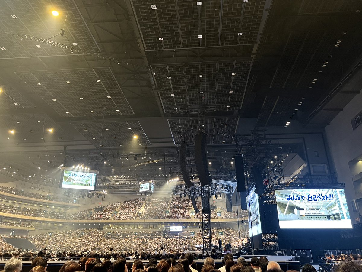 jdy03839's tweet photo. 憧れだったクリスマスの約束は行けなかったけど、念願の小田和正さんのライブに初めて行くことができた🎶
アリーナ席だったけどステージからはほぼ真横で始まる前は期待度が下がっていましたが、小田さんが歩きながら歌を歌ってくれたりするので至近距離での初対面が叶いました✨感無量です✨ https://t.co/7wcxLD40yK