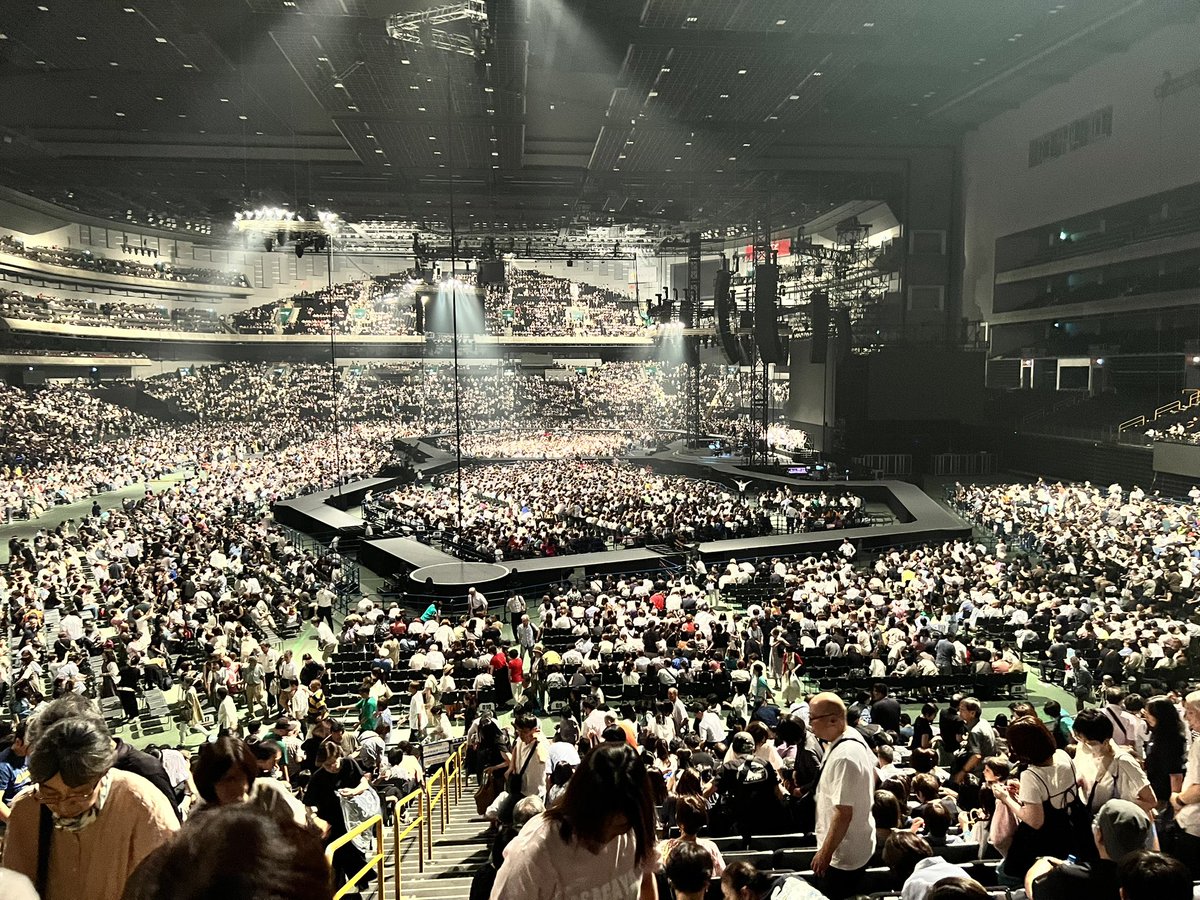 jdy03839's tweet photo. 憧れだったクリスマスの約束は行けなかったけど、念願の小田和正さんのライブに初めて行くことができた🎶
アリーナ席だったけどステージからはほぼ真横で始まる前は期待度が下がっていましたが、小田さんが歩きながら歌を歌ってくれたりするので至近距離での初対面が叶いました✨感無量です✨ https://t.co/7wcxLD40yK