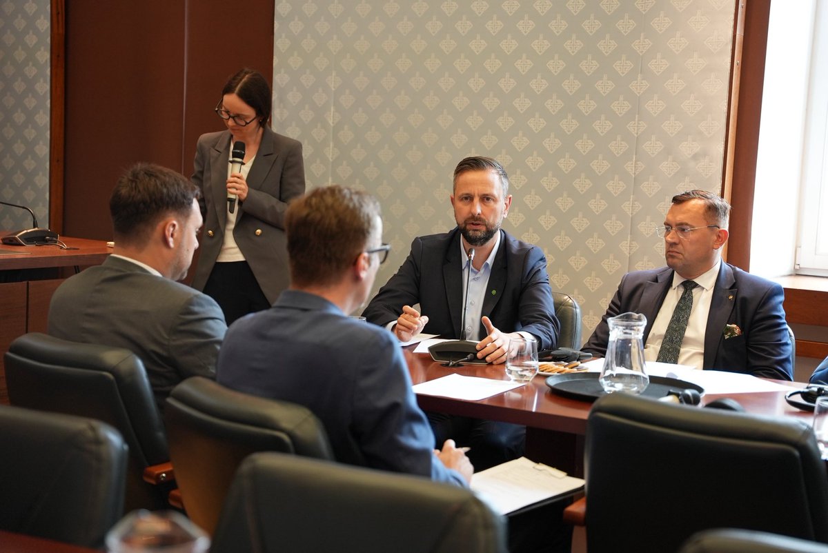Stefan Krajewski (@stefankrajewski) on Twitter photo Dziś razem z <a href="/KosiniakKamysz/">Władysław Kosiniak-Kamysz</a> i <a href="/AdamNowak_PL/">Adam Nowak</a> wsłuchiwaliśmy się w głos rolników z całej UE 👩🌾🌍
Silny apel, jasne stanowisko. Europa musi traktować rolników poważnie! #WPR #MERCOSUR #Rolnictwo
<a href="/nowePSL/">🍀 PSL</a>
<a href="/MRiRW_GOV_PL/">Ministerstwo Rolnictwa i Rozwoju Wsi</a> Dziś razem z <a href="/KosiniakKamysz/">Władysław Kosiniak-Kamysz</a> i <a href="/AdamNowak_PL/">Adam Nowak</a> wsłuchiwaliśmy się w głos rolników z całej UE 👩🌾🌍
Silny apel, jasne stanowisko. Europa musi traktować rolników poważnie! #WPR #MERCOSUR #Rolnictwo
<a href="/nowePSL/">🍀 PSL</a>
<a href="/MRiRW_GOV_PL/">Ministerstwo Rolnictwa i Rozwoju Wsi</a>