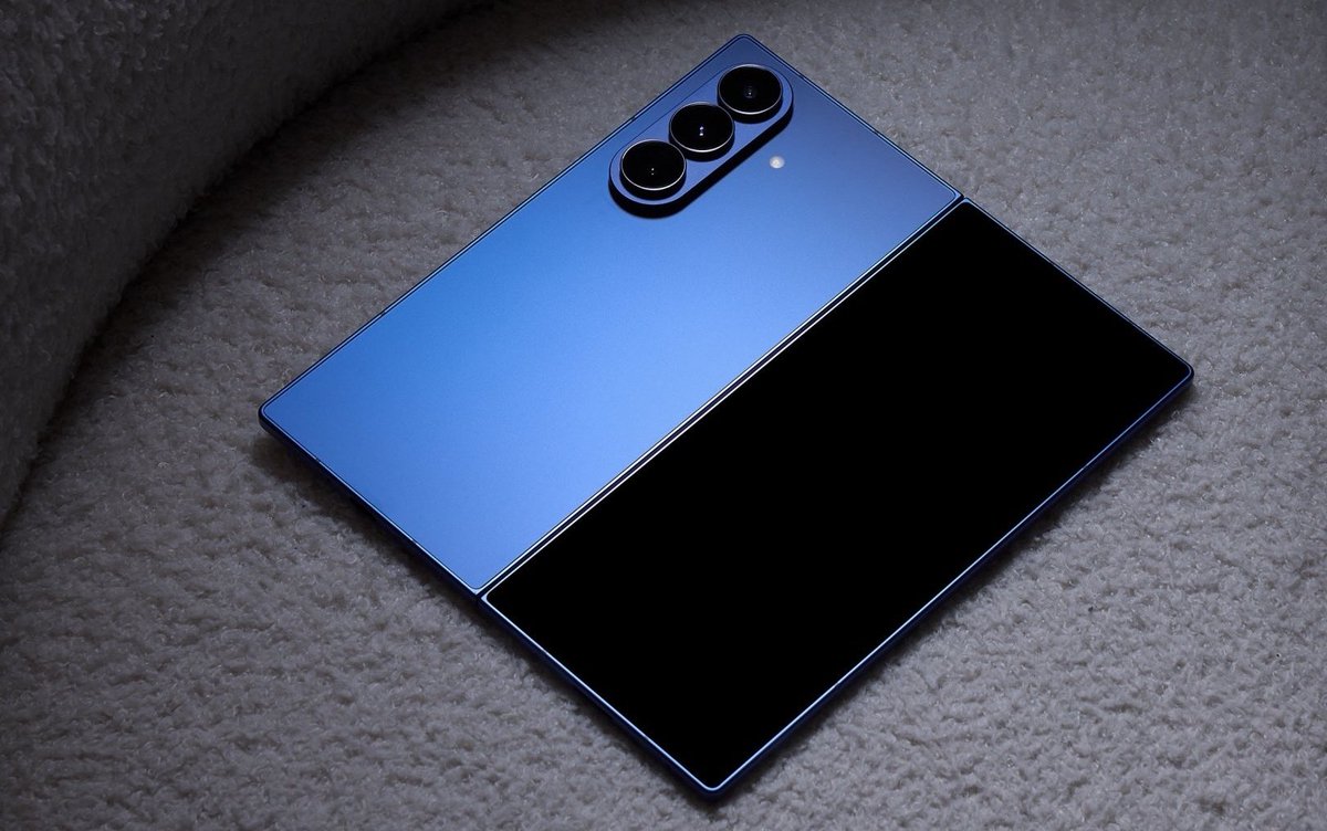 🚨 أطلقت سامسونج أحدث أجيالها من الهواتف القابلة للطي #GalaxyZFold7 والذي يُعدّ أحد أرفع وأخفّ الأجهزة من فئته، مدعوماً بتحسينات قوية في الشاشة، الأداء، الكاميرا، والذكاء الاصطناعي، رغم أنه تم التخلي عن دعم قلم S Pen لتحقيق التصميم النحيف.

📱 أبرز الخصائص والمزايا:

• تصميم