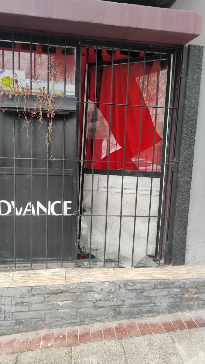 Joacorobertt's tweet photo. En la noche del martes intentaron robar un Pet Shop de calle Lago Hermoso y San Fermín, de Godoy Cruz. 

También intentaron robar un negocio de calle Lago Olmos y Laguna Guanacache. https://t.co/pCWBdsGOsA