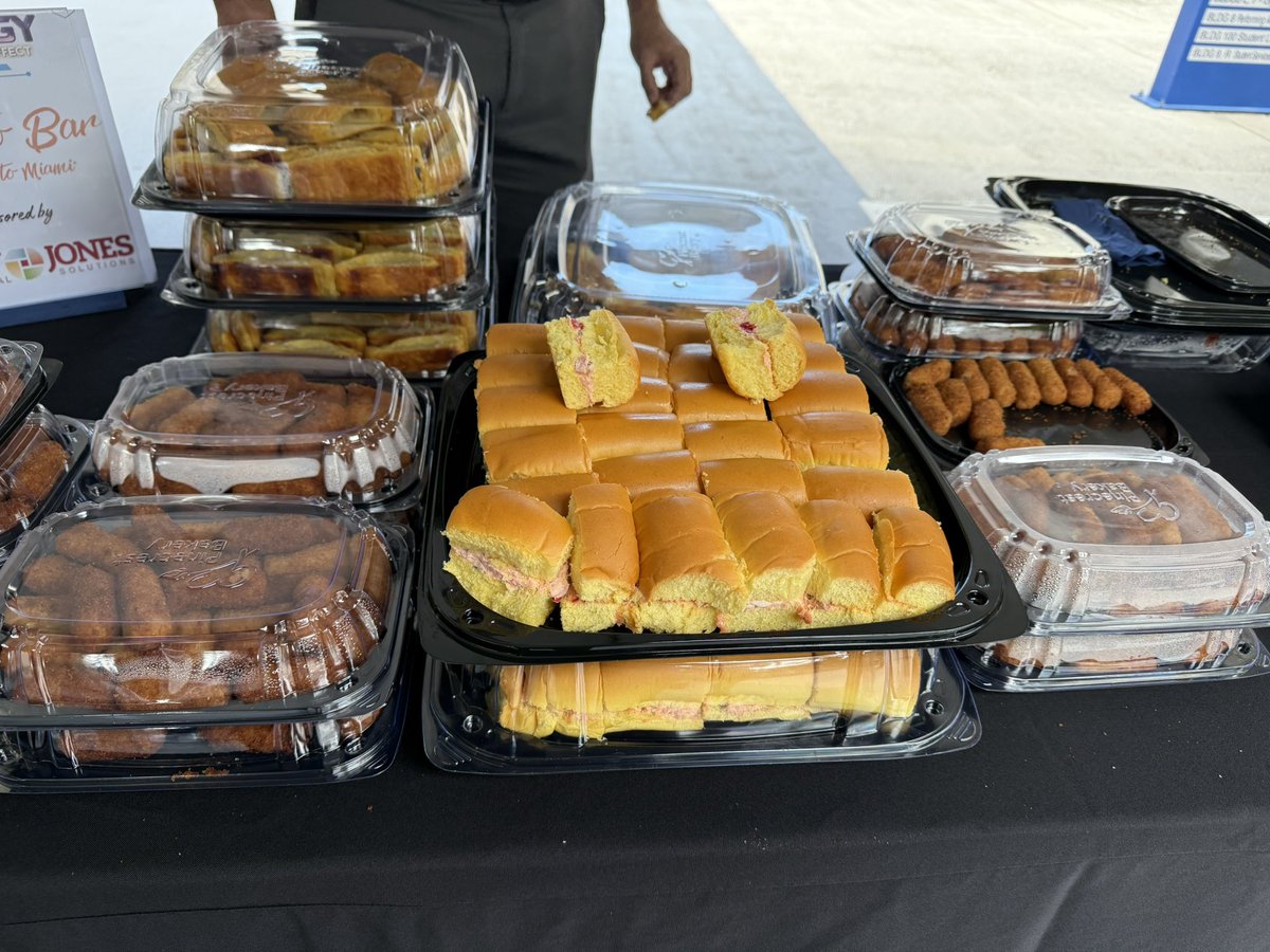 Synergy_MDCPS's tweet image. Thanks to @AreyJonesEdu for sponsoring our pastelito bar this morning! Those pastries hit the spot!