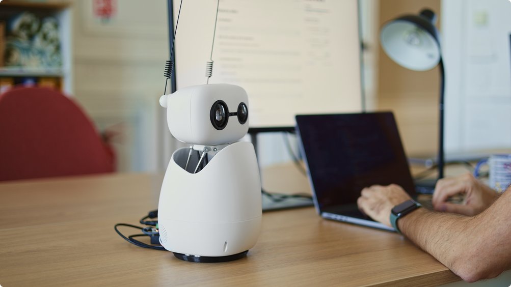 AymericRoucher's tweet image. Reachy Mini is out! 🐣 For 300$, you get a the perfect platform to experiment with robotics.
I have little brothers who i've wanted to introduce to code forever, I can't wait to show them how to program their Reachy!
Congrats @Thom_Wolf, @pollenrobotics and @huggingface 👏