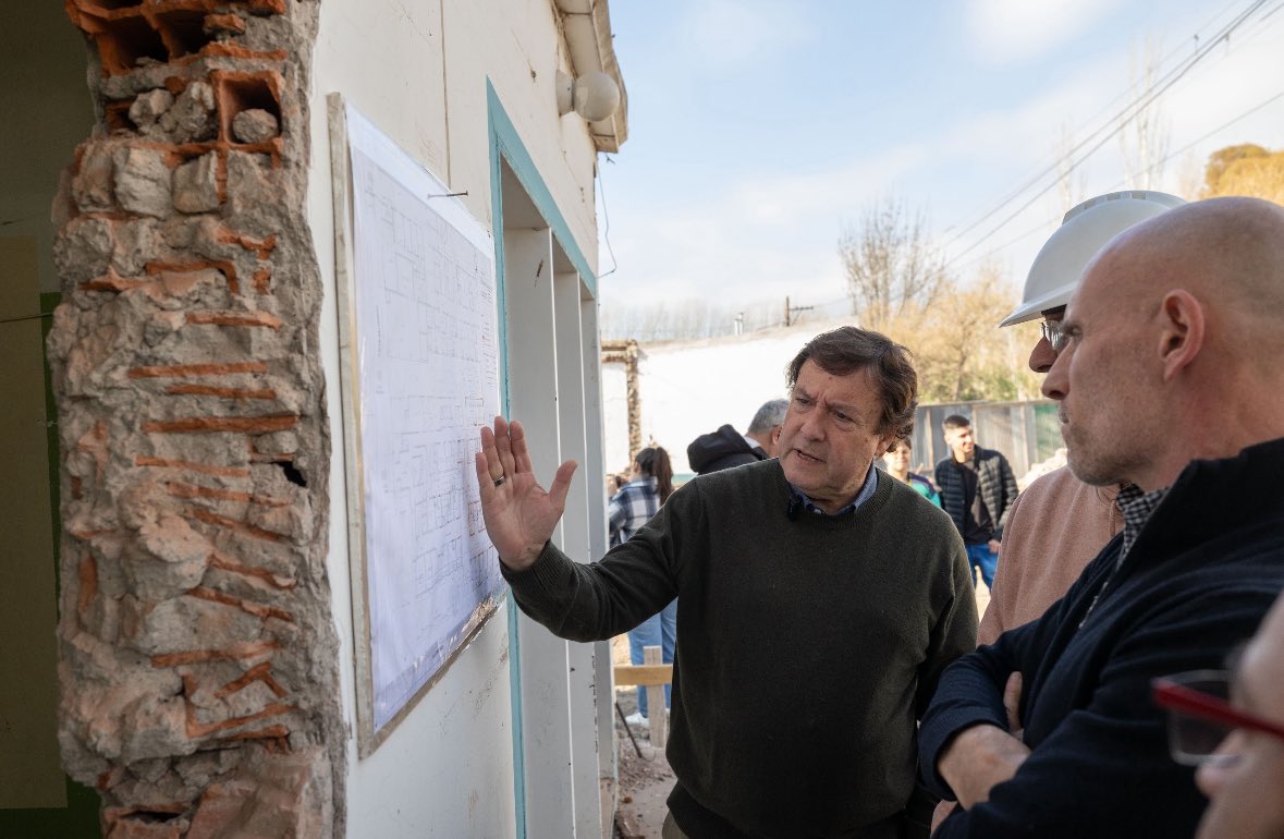 Weretilneck's tweet photo. LA AMPLIACIÓN DEL HOSPITAL DE CHIMPAY ESTÁ EN MARCHA 

Recorrimos las obras del Hospital “Dr. Máximo Laure”, una obra clave para sumar consultorios, farmacia, vacunatorio y mejorar los espacios. Más de $1.100 millones de inversión con fondos provinciales.

Firmamos el acta compromiso para llevar electricidad a 156 familias del Loteo Avicena. Una obra muy esperada que brinda más seguridad y mejora la calidad de vida.

Entregamos aportes para empezar el Paseo del Peregrino, un sendero que va a unir 9 barrios con el Parque Ceferino, muy querido por la comunidad.

Y acompañamos a más familias que recibieron sus escrituras. Seguridad, derechos y futuro.

Esto es un Estado activo, obra pública con fondos propios y un compromiso real con la salud, el arraigo y el bienestar de Chimpay. Primero los rionegrinos.