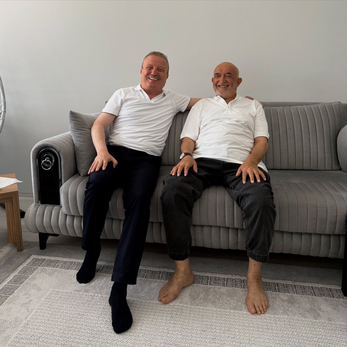 Ömer abi komşuda ziyarette olduğumu duyunca baskın yaptı. Her zaman neşeli ve enerjiktir Ömer abi, kötü keyif taşımaz . Allah sağlıklı ömür versin, bizi de tebessüm ettirdi. #önceinsan