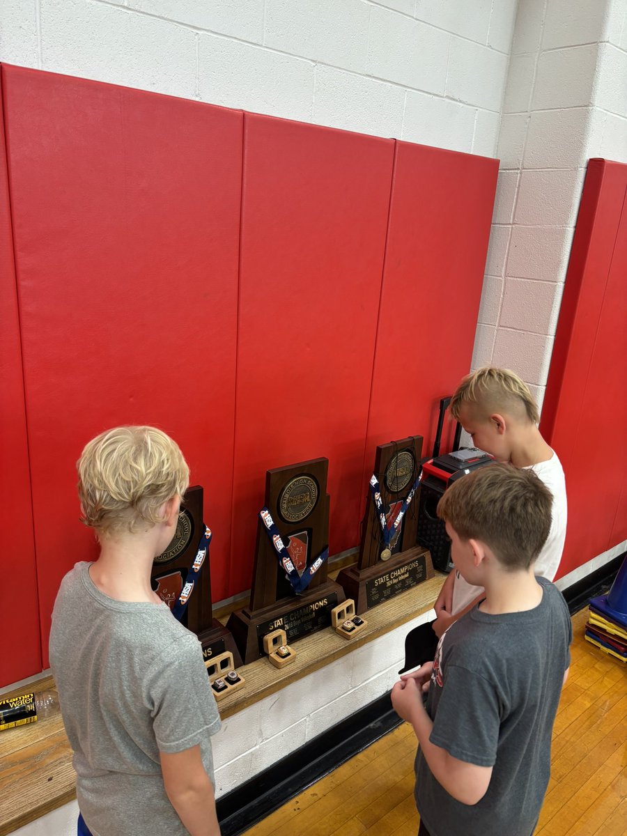 RedHawkVB's tweet photo. #Program Campers helping the Champ 🇺🇸 Seniors design their State Rings 💍 #Back2BackSZN https://t.co/t6xd0qh1oa