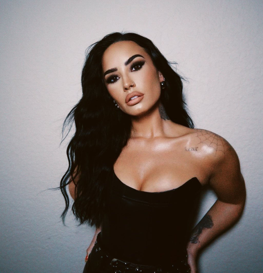 dlcharts's tweet photo. Demi Lovato is archiving her Instagram posts. https://t.co/ABUYhYWy86