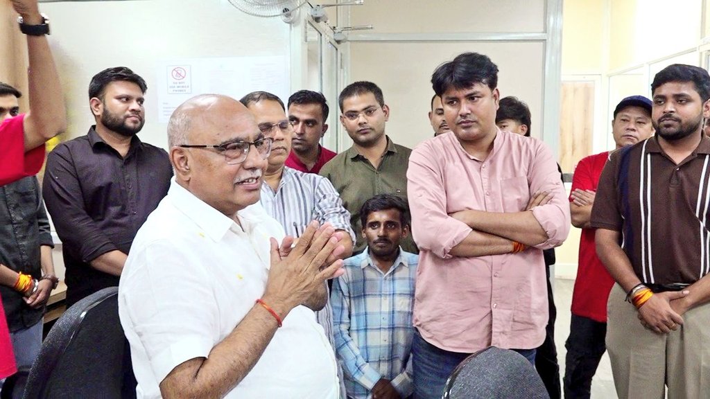 Hkhandelwal1964's tweet photo. संगठन की गतिविधियों को जन - जन तक पहुँचाने में सूचक सोशल मीडिया और आई.टी विभाग की भूमिका सबसे महत्वपूर्ण होती है।

आज प्रदेश भाजपा कार्यालय भोपाल में सोशल मीडिया और आई.टी विभाग में कार्यरत कर्मचारी साथियों से भेंट कर दोनों विभाग का कामकाज जाना। https://t.co/wXLkREaINZ