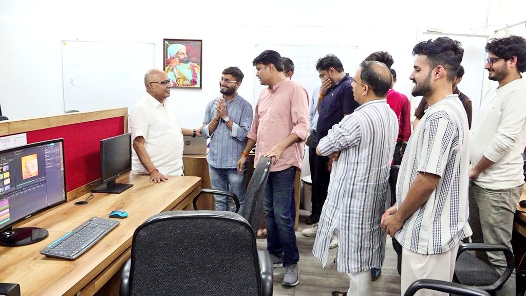 Hkhandelwal1964's tweet photo. संगठन की गतिविधियों को जन - जन तक पहुँचाने में सूचक सोशल मीडिया और आई.टी विभाग की भूमिका सबसे महत्वपूर्ण होती है।

आज प्रदेश भाजपा कार्यालय भोपाल में सोशल मीडिया और आई.टी विभाग में कार्यरत कर्मचारी साथियों से भेंट कर दोनों विभाग का कामकाज जाना। https://t.co/wXLkREaINZ