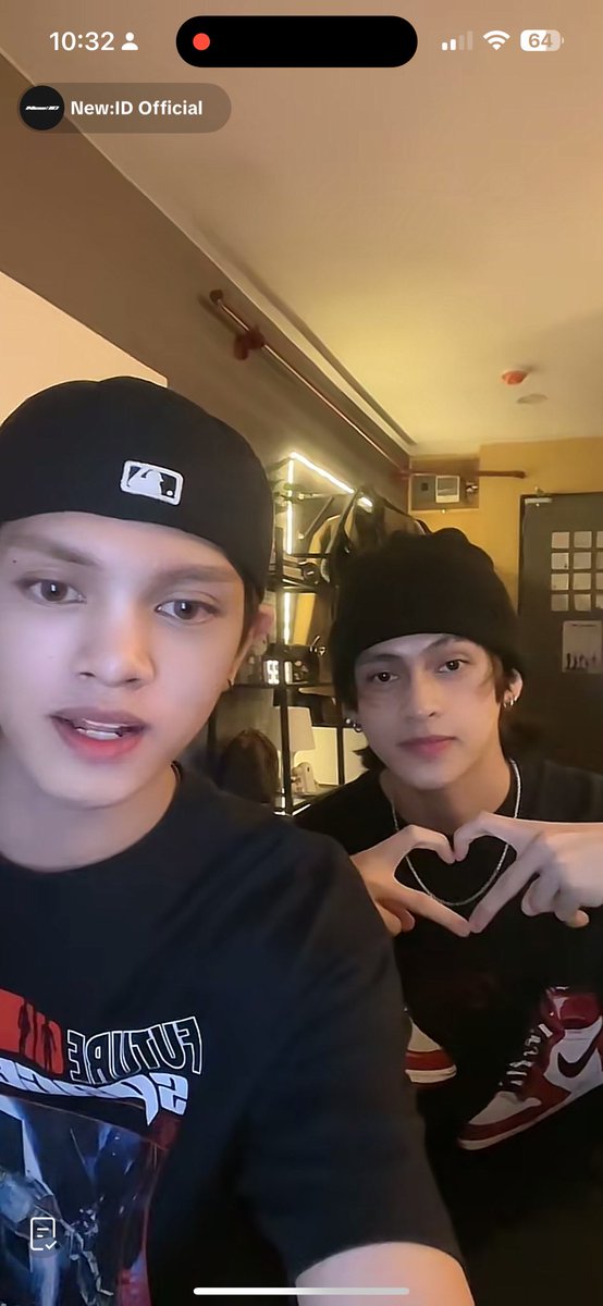 maya_is_here777's tweet photo. Naglive session ang mga puge.
#VisualLine
#VocalLine
#IsaPa
#NEW_ID
#L #MACKY
@official_newID https://t.co/oQMfBjTtrL