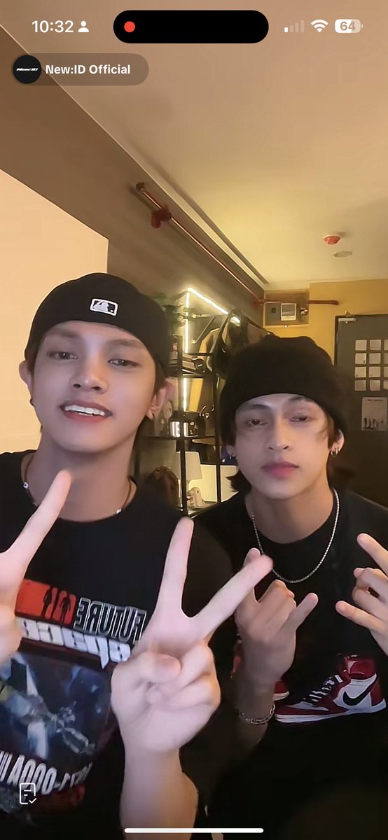 maya_is_here777's tweet photo. Naglive session ang mga puge.
#VisualLine
#VocalLine
#IsaPa
#NEW_ID
#L #MACKY
@official_newID https://t.co/oQMfBjTtrL
