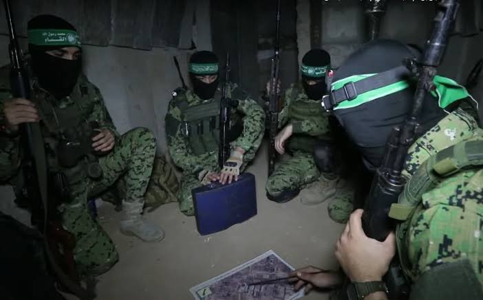 القسام: مجاهدونا حاولوا أسر أحد الجنود في منطقة عبسان الكبيرة شرق مدينة خان يونس صباح اليوم، إلا أن الظروف الميدانية لم تسمح بذلك فقاموا بالإجهاز عليه واغتنام سلاحه

استهدفنا دبابة ميركافا وناقلة جند صهيونيتين بقذائف الياسين 105