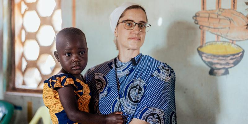 archimadrid's tweet photo. 🇹🇿Almudena Ríos, esclava de Cristo Rey, madrileña en #Tanzania que aprendió suajili en tres semanas

➡️«Ser misionero es dar a conocer a Cristo y enseñar a relacionarte con Él»

@OMP_ES @supergesto 

https://t.co/ygLg6Zuv8N https://t.co/kSNdX5UGpr
