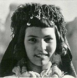 MounaNaceri's tweet photo. Vintage photo of a cute little girl from M'Goun Valley with a typical hairstyle.๐ฒ๐ฆโค๏ธ
#Morocco #Amazigh #HighAtlas #clothing #jewelry #hairstyle https://t.co/NNKTUoVncn