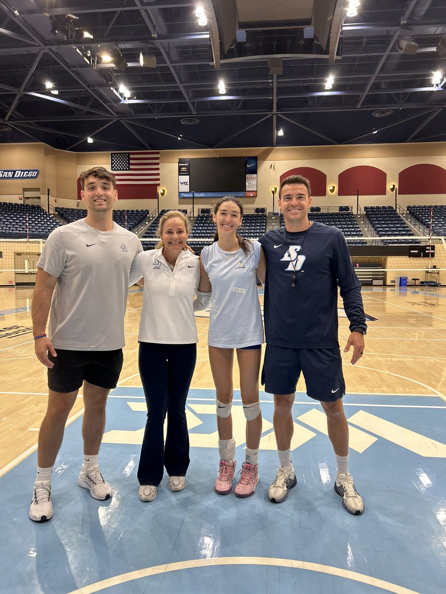 AyleePizzoVB's tweet image. Had the best day at camp with Coach Jen, Carlos, John and Casey!  Thank you!!!